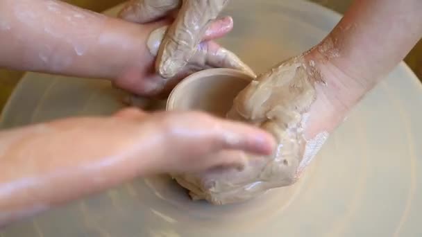Ręce Mistrza Garncarza Pomagają Nauczyć Dziecko Tworzenia Wyrobów Gliny Warsztacie — Wideo stockowe