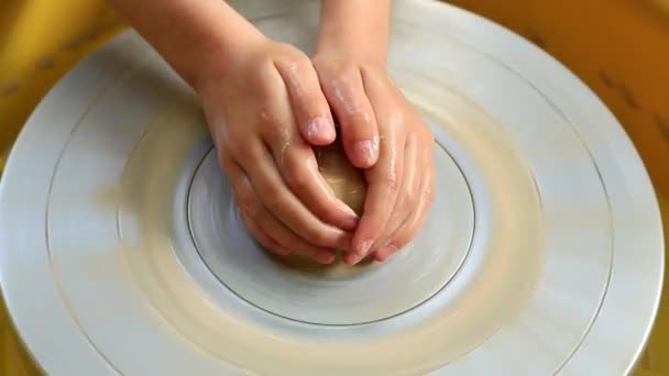 Χέρια Των Παιδιών Μαθαίνουν Δημιουργούν Πήλινα Προϊόντα Τροχό Αγγειοπλαστικής Masterclass — Αρχείο Βίντεο