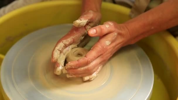 Las Manos Las Mujeres Aprenden Crear Los Productos Barro Rueda — Vídeo de stock