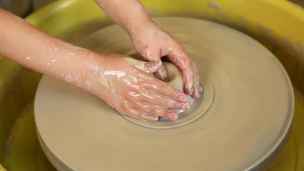 Las Manos Los Niños Aprenden Crear Los Productos Barro Rueda — Vídeo de stock