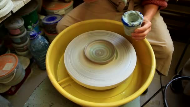 Malowanie Wyrobów Gliny Obracającym Się Stole Ceramicznym Farbami Przed Pieczeniem — Wideo stockowe