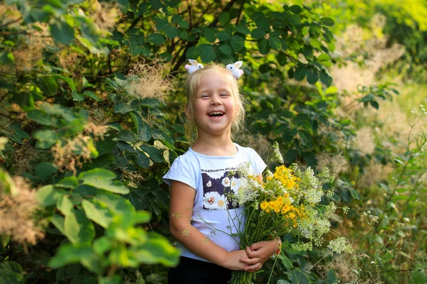 Приваблива Чотирирічна Блондинка Букетом Польових Квітів Сміється Голосно Портрет Дівчини — стокове фото