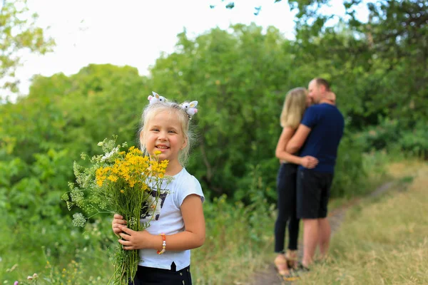 Весела Трирічна Блондинка Букетом Польових Жовто Білих Квітів Тлі Поцілунків — стокове фото