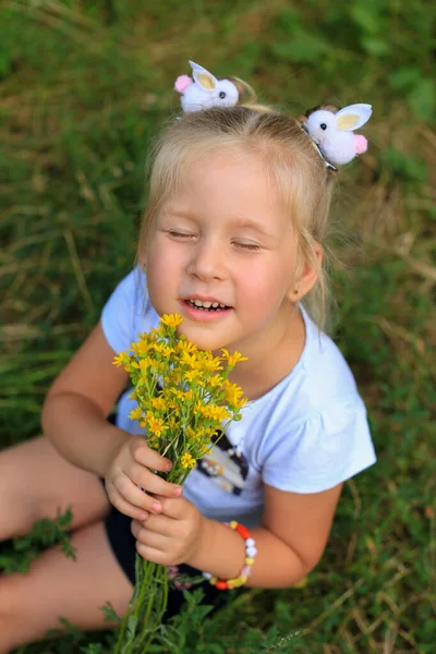 Encantadora Rubia Tres Años Con Ramo Flores Silvestres Sonríe Cerrando — Foto de Stock