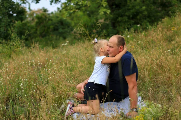 Батько Трирічною Блондинкою Спілкується Тепло Сидячи Траві Природі Польових Травах — стокове фото