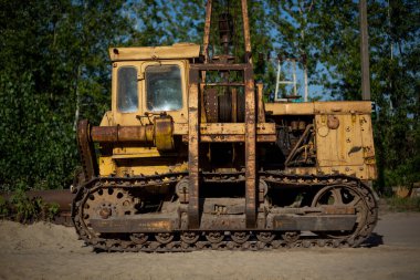 Eski bir buldozer bazlı boru katmanının yakın çekimi.