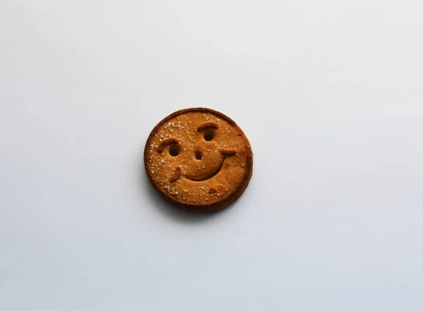 Biscoito Com Sorriso Fundo Branco — Fotografia de Stock