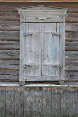 köyde panjurlar ile eski ahşap pencere