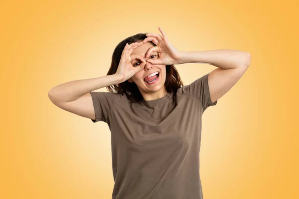 Retrato Una Joven Alegre Mujer Caucásica Haciendo Gesto Gafas Cara — Foto de Stock