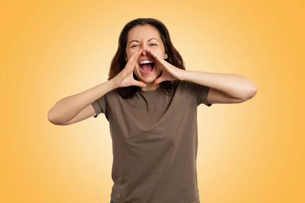 Emociones Expresiones Retrato Una Joven Caucásica Gritando Anunciando Algo Fondo — Foto de Stock