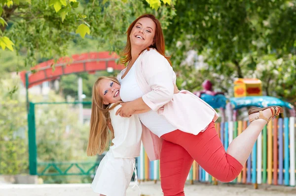 Família Feche Retrato Mãe Filha Pequena Abraçando Posando Alegremente Jogos — Fotografia de Stock