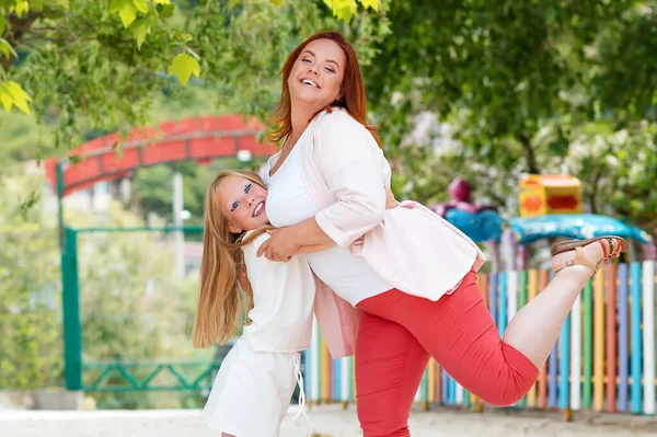 Familia Cerca Retrato Madre Hija Pequeña Abrazándose Posando Alegremente Juegos — Foto de Stock