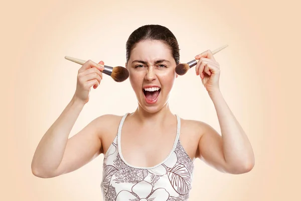 Uma Jovem Mulher Bonita Segura Pincéis Maquiagem Perto Suas Bochechas — Fotografia de Stock