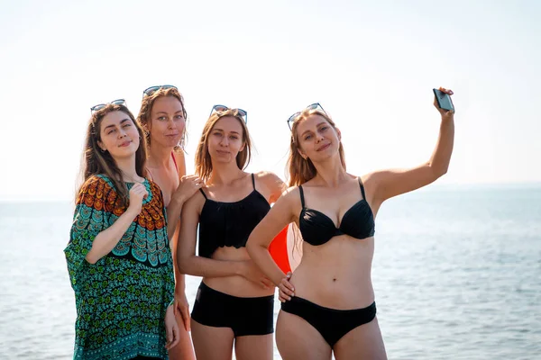 若い美しい女性のグループがビーチで自撮りをしています 背景では 海と空 コピースペース 海の休日と技術の概念 — ストック写真
