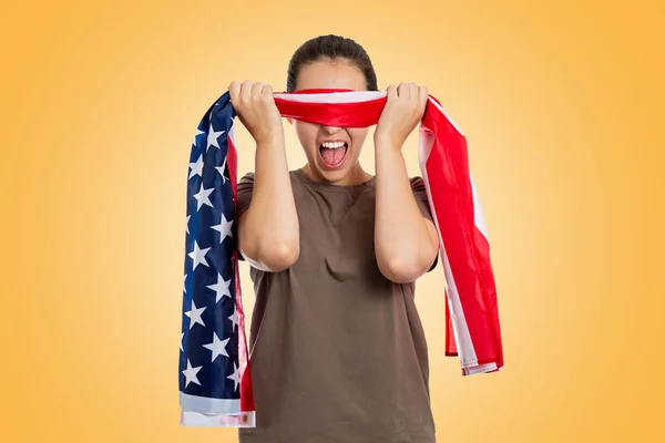 Érzelmek Dühös Portréja Sikoltozik Leveszi Amerikai Zászlót Szeméről Sárga Háttér — Stock Fotó