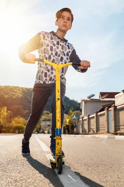 Ein Halbwüchsiger Junge Mit Ernstem Gesicht Fährt Roller Hintergrund Eine — Stockfoto