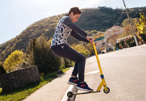 Een Tiener Doet Een Truc Een Scooter Springt Van Stoep — Stockfoto