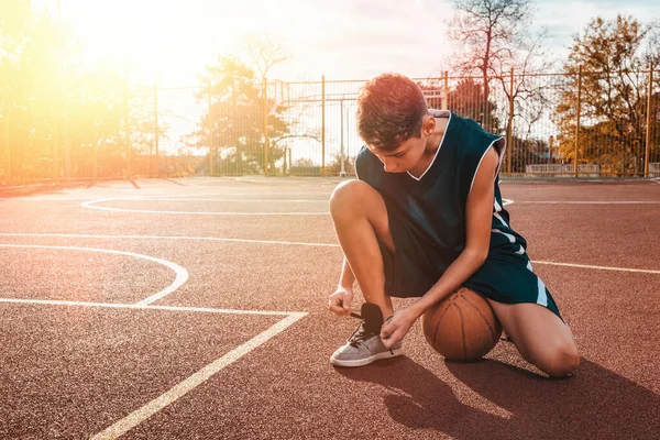 Desporto Basquetebol Jovem Adolescente Fato Treino Preto Amarra Atacadores Aos — Fotografia de Stock