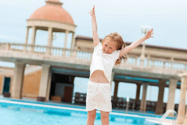 Verano Una Pequeña Chica Caucásica Riendo Alegremente Saltando Alrededor Piscina — Foto de Stock