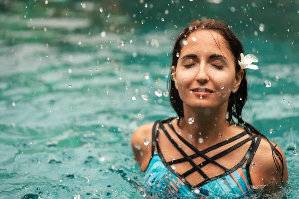 Verano Retrato Una Mujer Bronceada Hermosa Saliendo Del Agua Chorrito — Foto de Stock