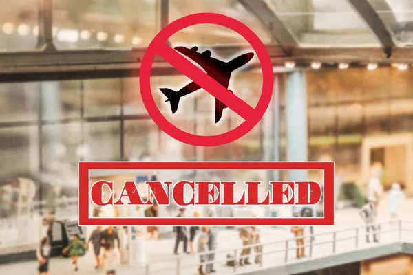 Kırmızı yasaklama işareti, uçak ve yazıt iptal edildi. Arka planda bulanık manzaralı ziyaretçilerle birlikte. Uçuşların yasaklanması, devlet sınırlarının kapatılması ve virüs salgını kavramı..
