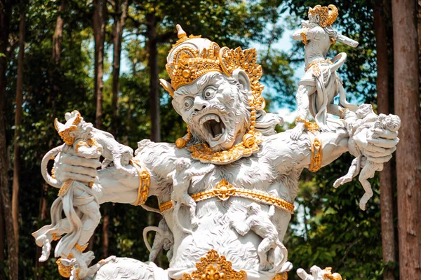 Close-up van beeld van de apenkoning, hindoeïstische religie en mythologie. Apenbos, Bali, Indonesië — Stockfoto