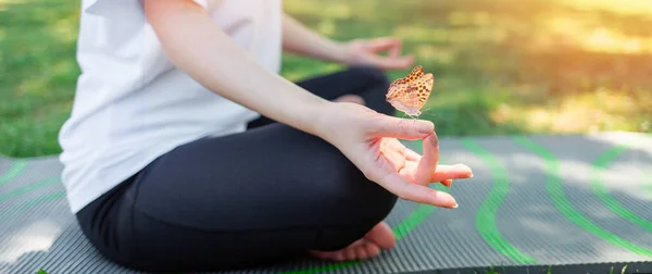 Yoga Une Femme Tenue Sport Médite Les Mains Pliées Sur — Photo