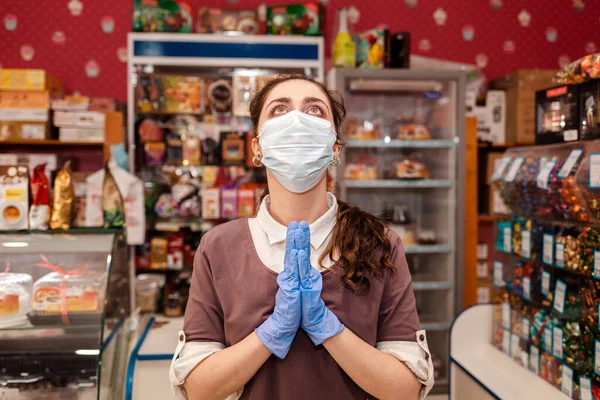Kisvállalkozások Járvány Idején Egy Női Munkás Orvosi Maszkban Gumikesztyűben Széttárja — Stock Fotó