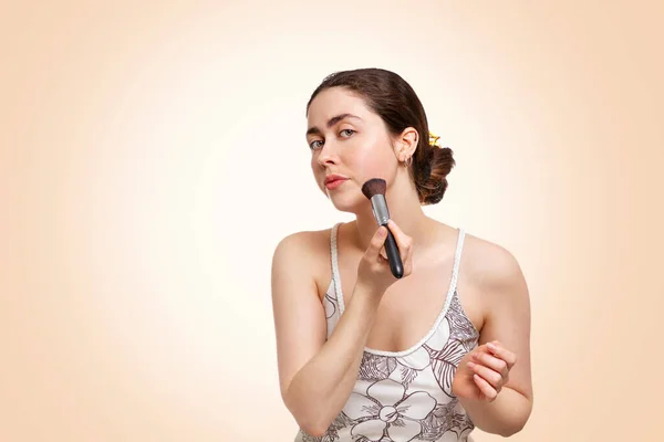 Portrait Young Beautiful Caucasian Woman Applying Makeup Brush Her Cheek — Stock Photo, Image