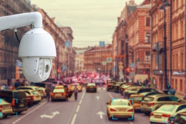 Video izleme ve güvenlik teknolojisi kavramı. CCTV kamerası trafik sıkışıklığı sırasında trafik kurallarını ihlal edenleri izliyor.