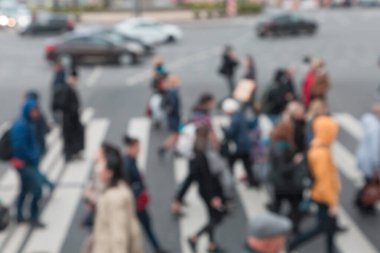 Bir grup meşgul şehir insanı zebra ya da yaya geçidi caddesinde.