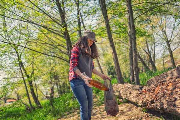 Diák Önkéntes Segít Megtisztítani Park Területét Lány Egy Műanyag Üveget — Stock Fotó