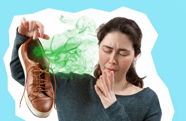 Young Woman Holding Sneaker Her Hand Which Strongly Stinks Concept — Stock Photo, Image