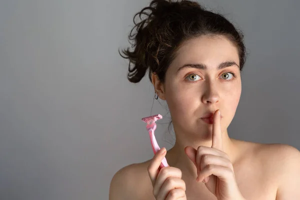 Una Joven Sostiene Una Navaja Sus Manos Cubre Los Labios — Foto de Stock