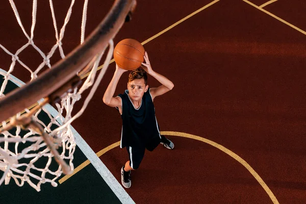 Jovem Adolescente Fato Treino Atira Uma Bola Basquetebol Para Cesto — Fotografia de Stock