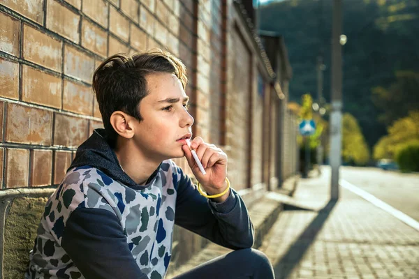 Fumo Ritratto Adolescente Che Tiene Una Sigaretta Alla Bocca Con — Foto Stock