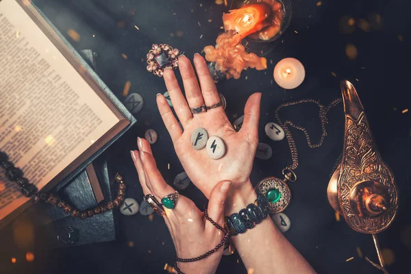 Αστρολογία Και Εσωτερισμός Μάγισσα Κρατάει Στα Χέρια Της Τις Πέτρες — Φωτογραφία Αρχείου