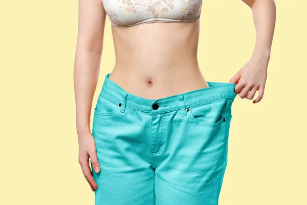 Uma Mulher Caucasiana Mostra Resultados Sua Perda Peso Puxando Jeans — Fotografia de Stock