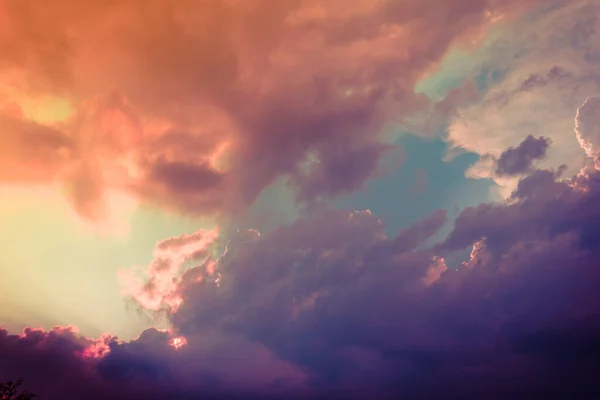 เมฆค สหลายส สวยงามตอนพระอาท — ภาพถ่ายสต็อก