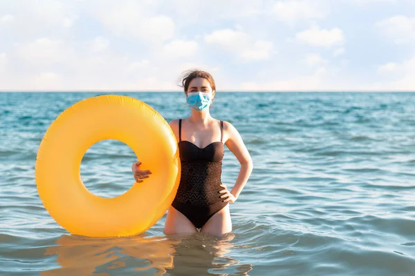 Distancia Social Protección Contra Virus Una Mujer Traje Baño Máscara — Foto de Stock