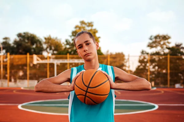 Basketbal Portrét Dospívajícího Chlapce Tyrkysovém Sportovním Oblečení Drží Basketbal Rukou — Stock fotografie