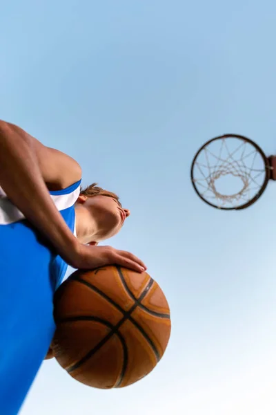 Basquetebol Adolescente Sportswear Azul Segura Uma Bola Suas Mãos Olha — Fotografia de Stock