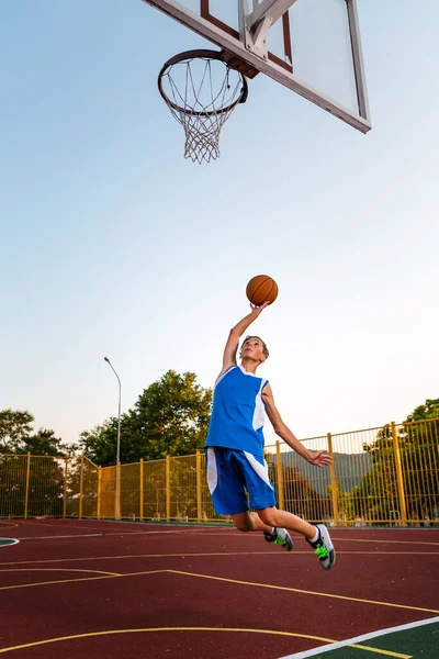 Basquetebol Adolescente Sportswear Azul Salta Joga Uma Bola Aro Basquete — Fotografia de Stock