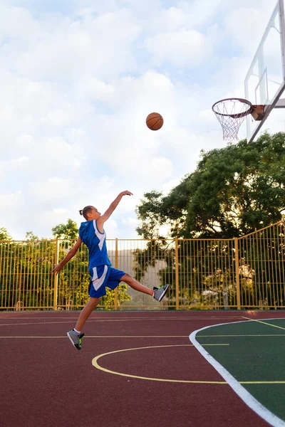 Basquetebol Adolescente Azul Sportswear Saltos Engraçados Joga Uma Bola Aro — Fotografia de Stock