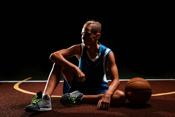 Basquetebol Adolescente Forte Bronzeado Com Uma Camisa Azul Esportes Senta — Fotografia de Stock