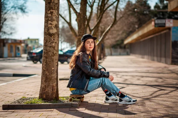 Deri Ceketli Beyaz Hippi Kız Kaykayın Üzerinde Oturuyor Yan Görüş — Stok fotoğraf