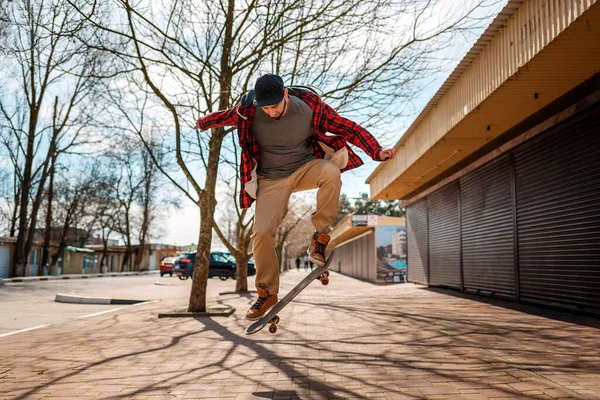 Joven Hipster Macho Hace Salto Con Monopatín Kickflip Ollie Concepto — Foto de Stock