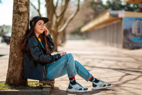 Porträt Eines Schönen Hipster Teenie Mädchens Das Auf Einem Skateboard — Stockfoto