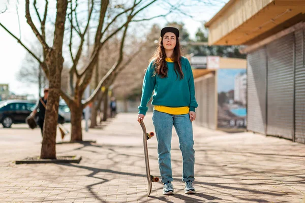 코카서스 산상인 여자가 스케이트 기대어 있어요 스포츠 문화의 — 스톡 사진