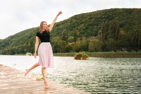 Zomervakantie Een Mooie Jonge Vrouw Poseert Elegant Terwijl Een Pier — Stockfoto